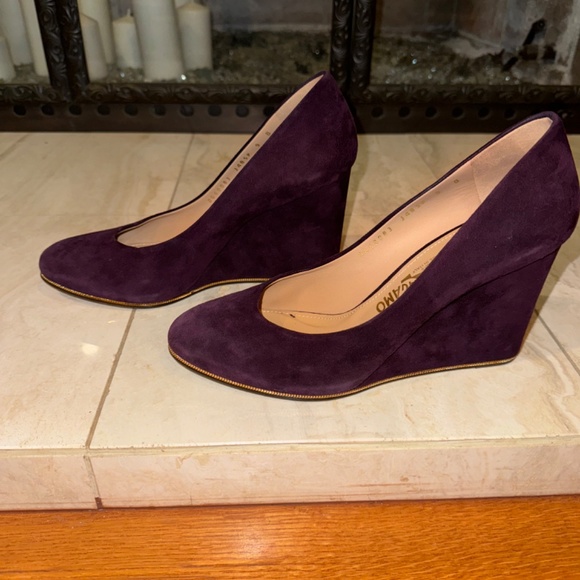 Salvatore Ferragamo Wedge Pumps 9B Plum Purple Suede Gold Chain - Picture 7 of 13